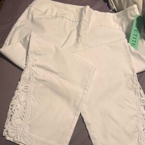 NWT size PXL white capris 

Cutout design on bottom by ankle